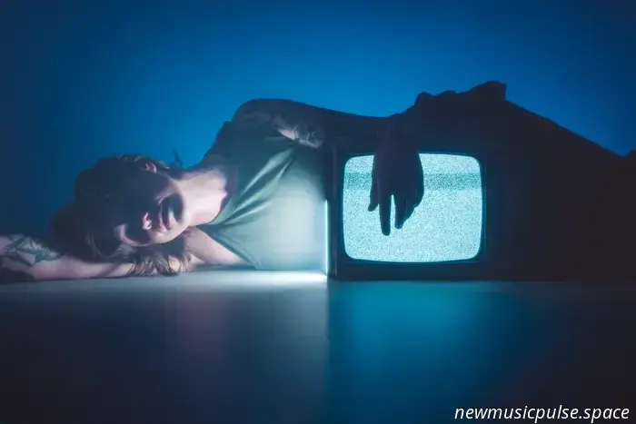 „Schutz, Erinnerung und das rosa Leuchten von ‚Radio Player‘“: Ein Essay von Josaleigh Pollett - Atwood Magazine