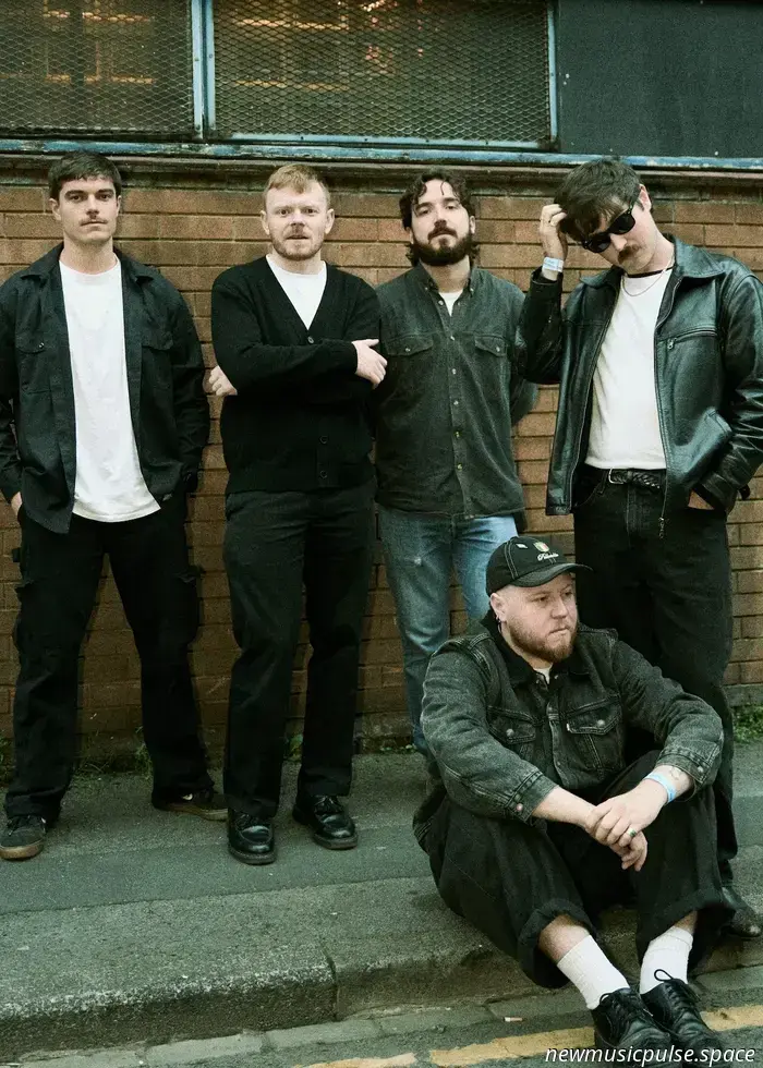 „Ich habe mein Leben auf die falsche Art gelebt“: In „Lately“ verwandeln Dylan Flynn & The Dead Poets die Selbstsuche in eine mitreißende Hymne - Atwood Magazine