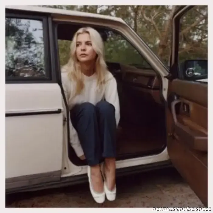 Todo empezó con una resaca y una semana escuchando a Bob Dylan: Bebe Stockwell debuta con 'Driving Backwards', un EP lleno de humor, corazón y sinceridad - Atwood Magazine