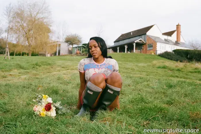 Rachel Chinouriri comparte el tema titular romántico de su EP 'Little House'.