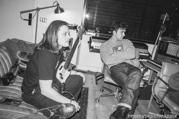 Künstler, den man im Auge behalten sollte: Anyhow aus Brooklyn ist ein aufstrebendes Indie-Rock-Duo, das auf Zusammenarbeit, Vertrauen und Gitarren setzt - Atwood Magazine