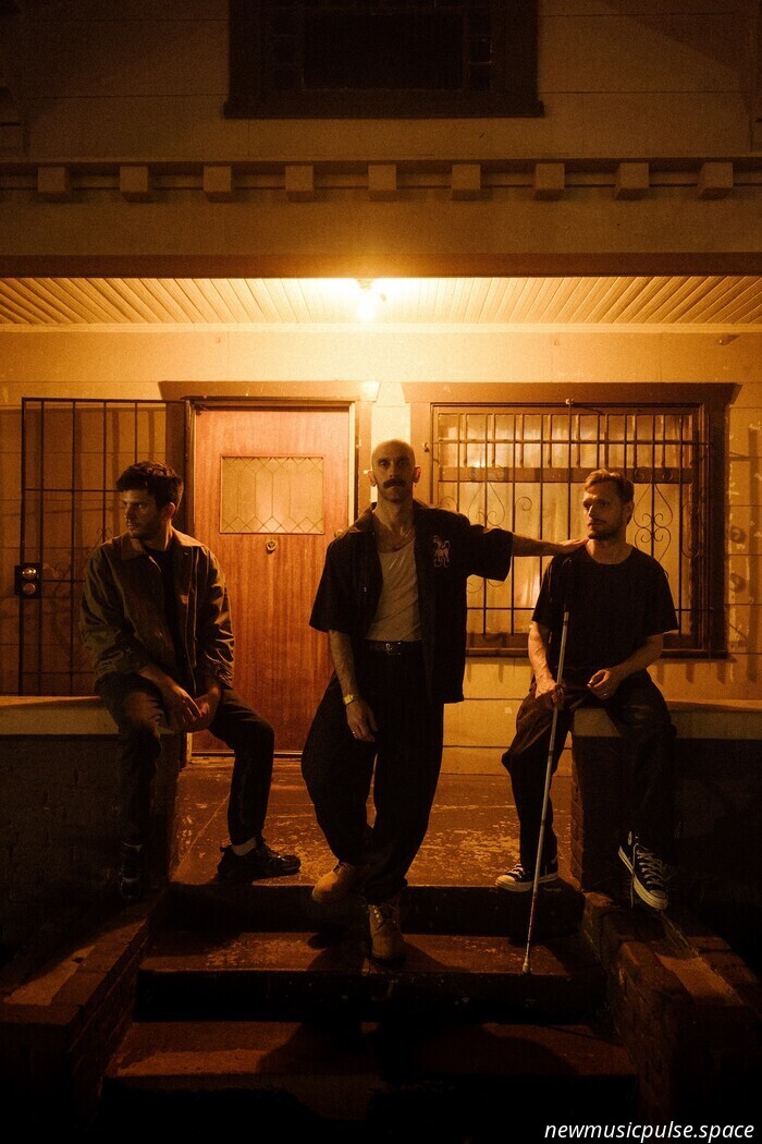 "Una rara occasione di riscrivere la nostra storia": X Ambassadors si riappropriano del loro passato e ridefiniscono il loro presente con 'VHS(X),' una reimmaginazione del loro capolavoro cinematografico - Atwood Magazine