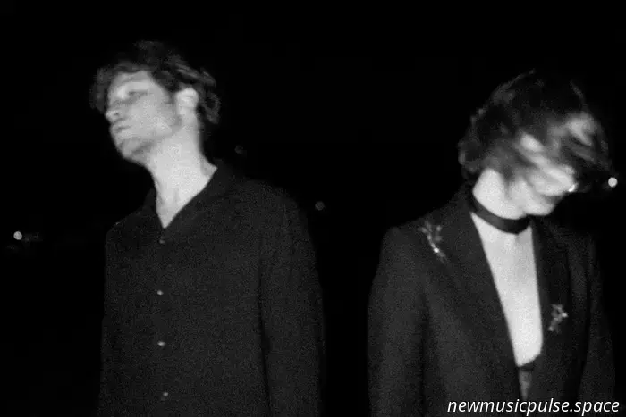 „Zerbrechlich, euphorisch und wahr“: Nick & June schmieden eine filmische Wiedergeburt auf „New Year’s Face“, eine intime Meditation darüber, wer wir waren, wer wir sind und wer wir werden könnten – Atwood Magazine