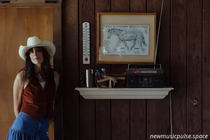 «Sono solo qui per il viaggio»: Nicki Bluhm presenta in anteprima «Tumbleweed», un'ode radiosa e sentita all'abbandono e al momento presente - Atwood Magazine