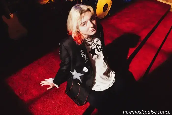 Artista a seguir: Vienna — Vienna convierte la sobrestimulación en movimiento en «Idle Hands» - Atwood Magazine