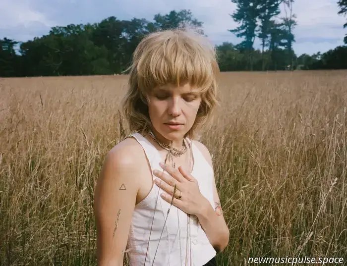 „Düster, romantisch und desorientierend“: Dead Gowns aus Maine kanalisiert Verlangen und Trauer in einen Indie-Folk-Sturm auf ihrem Debütalbum - Atwood Magazine