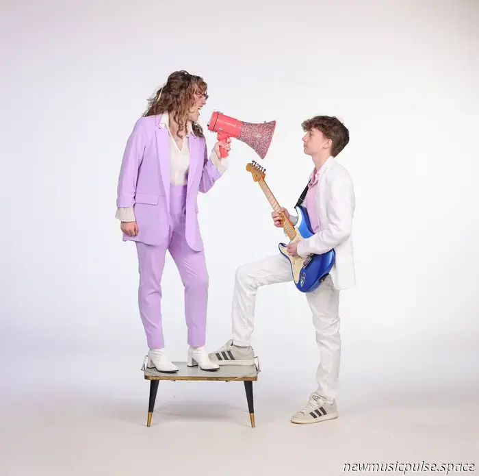 Premiere: Isabella & Sebastian bekämpfen Selbstsabotage stilvoll in „Lobbytommy“, einer glühenden Indie-Pop-Feier - Atwood Magazine