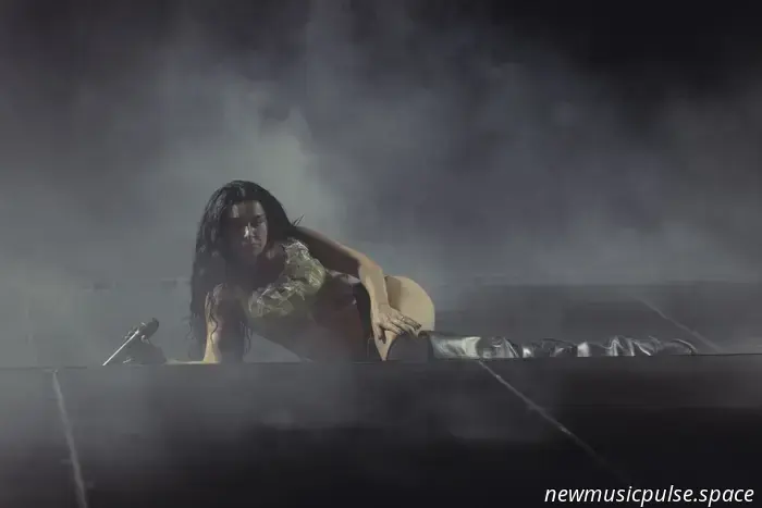 Charli xcx conquista il Festival di Glastonbury