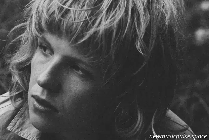 „Düster, romantisch und desorientierend“: Dead Gowns aus Maine kanalisiert Verlangen und Trauer in einen Indie-Folk-Sturm auf ihrem Debütalbum - Atwood Magazine