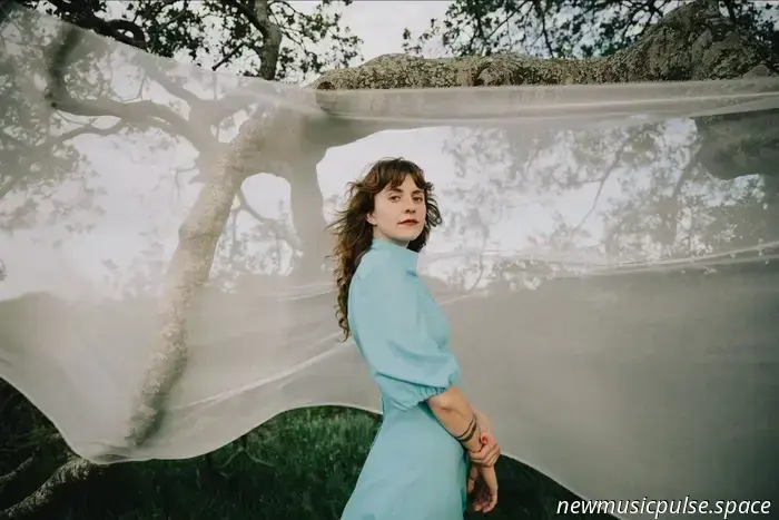 Hannah Frances kündigt neues Album „Nested In Tangles“ an.