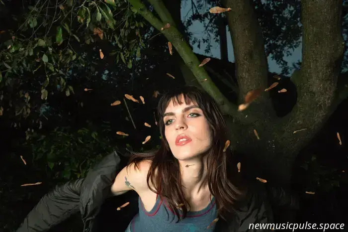 Gretel veröffentlicht neue Single „Darkness Be My Friend“.