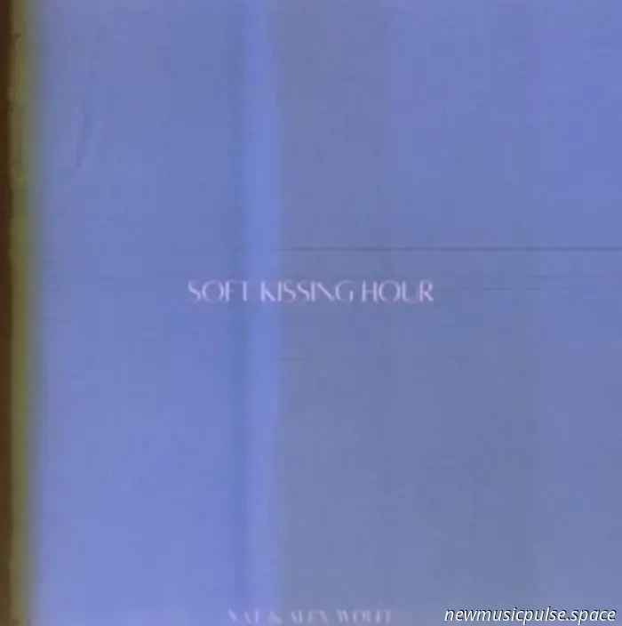 Nat y Alex Wolff intercambian Ruido por nostalgia en "Soft Kissing Hour" - Atwood Magazine
