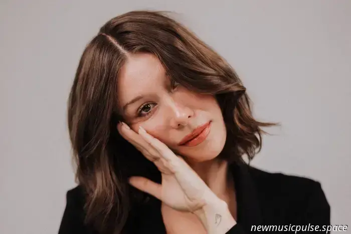 Entrevista: Bre Kennedy encuentra la belleza en el colapso - Atwood Magazine