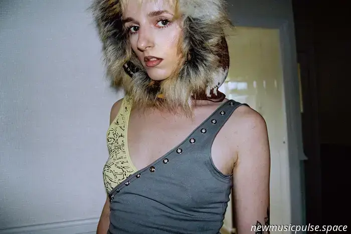 Greta Isaac - Dolly Zoom
