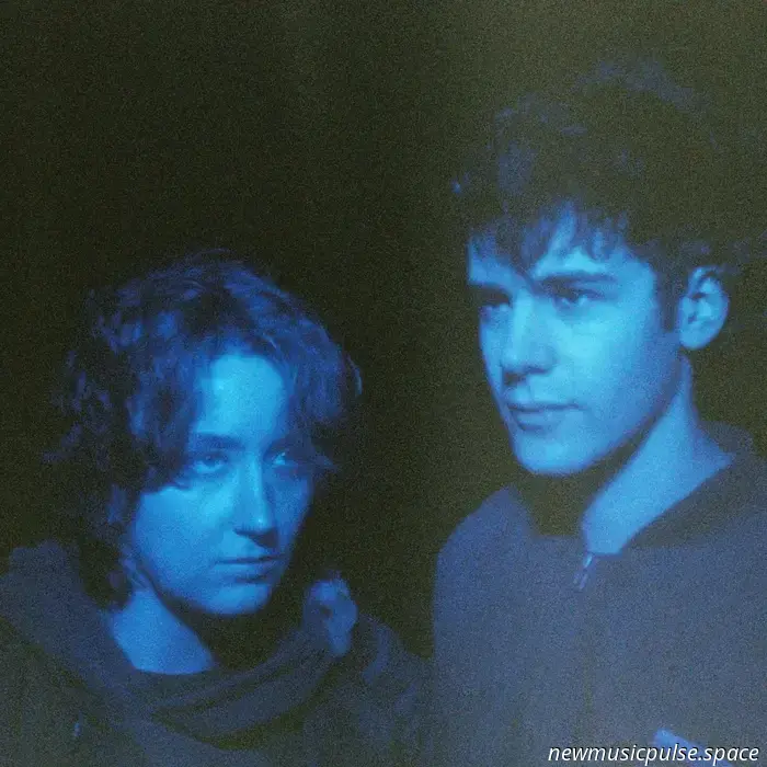 "Schlinge deine Arme um": Das Melbourne-Duo Wishlist feiert experimentellen Pop und Partnerschaft auf seinem verträumten Debüt "Auch wenn ich gehe" – Atwood Magazine