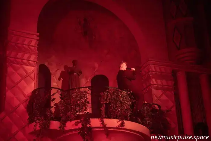 Die einzigartige „Catacombs Tour“ von Queens of the Stone Age kehrt in ihre Pariser Heimat zurück.