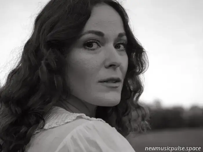 Entrevista: Jillian Jacqueline crea un mundo íntimo en ‘MotherDaughterSisterWife’ - Atwood Magazine