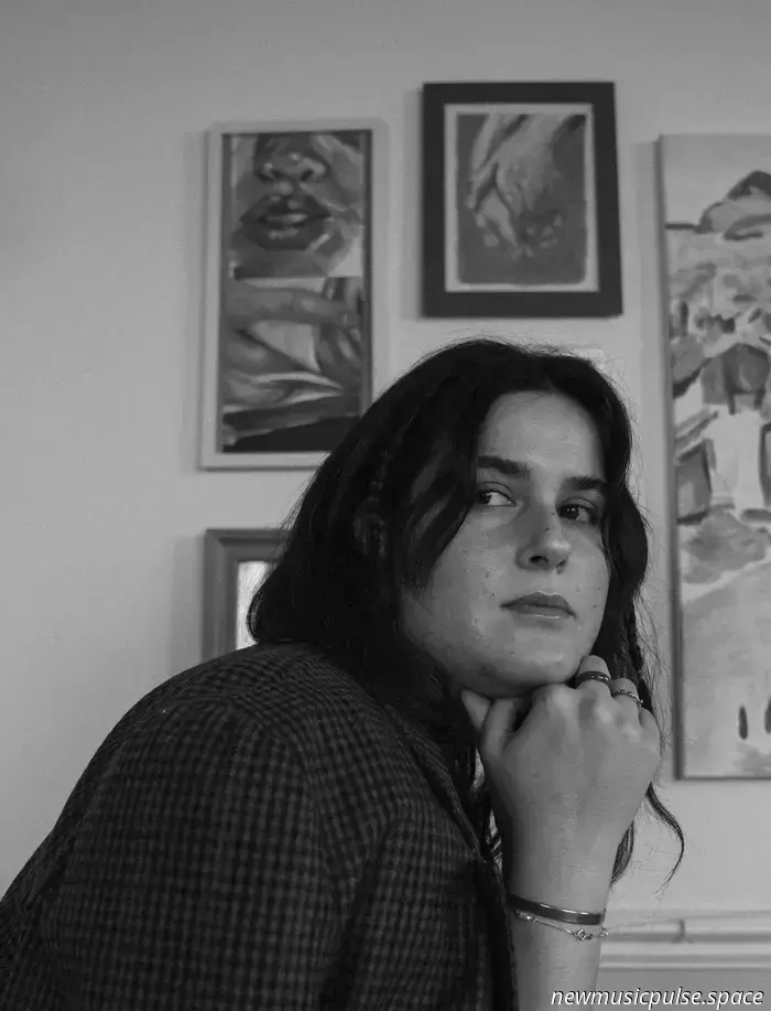  Anteprima: «L’odore di giornale» di Olina è un confronto crudo e sfrenato con la classe, il caos e la paura dei primi in famiglia - Atwood Magazine