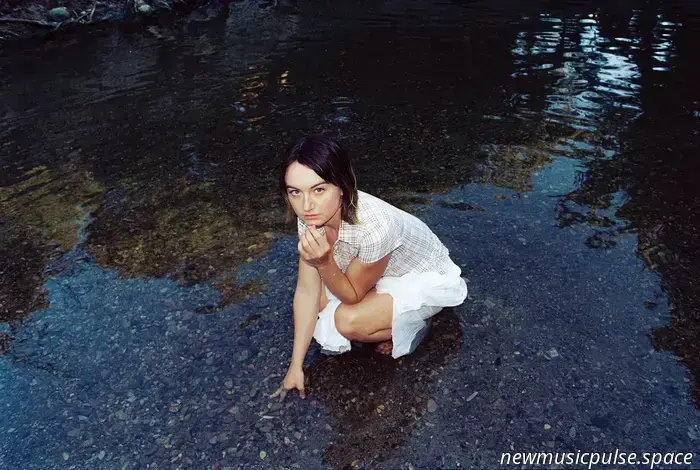 Lernen, sich selbst wahrzunehmen: Annika Bennett über die Intimität, Erlaubnis und Hingabe von „Triple Shooting Star“ - Atwood Magazine