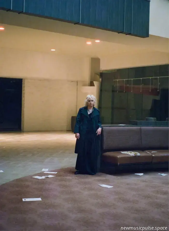 Пошлый, дымный, веселый и свободный: Mothé переопределяет поп в «Total Popstar», их дерзком и неприукрашенном втором студийном альбоме — Atwood Magazine