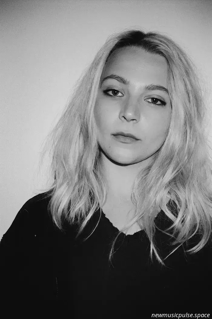 „Gas geben, bremsen, lieb dich, ich meine es ernst“: Savannah Conley lässt bei „Love You Mean It“ richtig los, eine spaßige, fieberhafte Wiedergeburt des Indie-Rock - Atwood Magazine