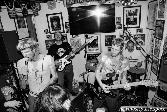 Australische Punk-Band Mini Skirt bestätigt neues Album „All That We Know“