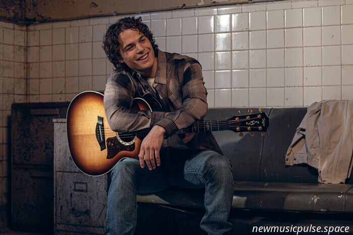 Intervista: Max McNown ha preso la strada più lunga per Nashville — e il percorso panoramico si vede in 'Night Diving (The Cost of Growing Up)' - Atwood Magazine