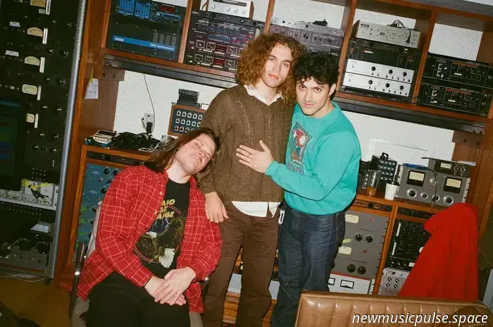 Künstler, den man im Auge behalten sollte: Anyhow aus Brooklyn ist ein aufstrebendes Indie-Rock-Duo, das auf Zusammenarbeit, Vertrauen und Gitarren setzt - Atwood Magazine