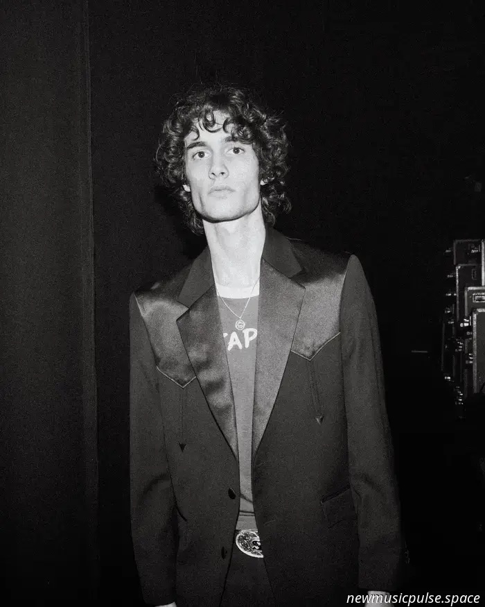 sombr's "We Never Dated" tut auf all die stillen Wege ungesprochener Liebe weh - Atwood Magazine