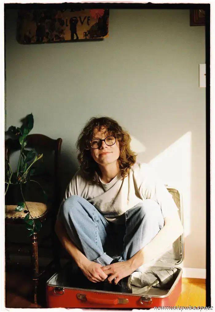 Artista da tenere d'occhio: Liam Bauman presenta “Old Friends”, un'intensa e autentica riflessione sul dolore, la colpa e le conseguenze emotive - Atwood Magazine