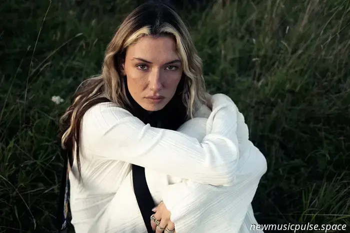 Нив Элла считает себя счастливой в новом сингле «Lucky Girl»