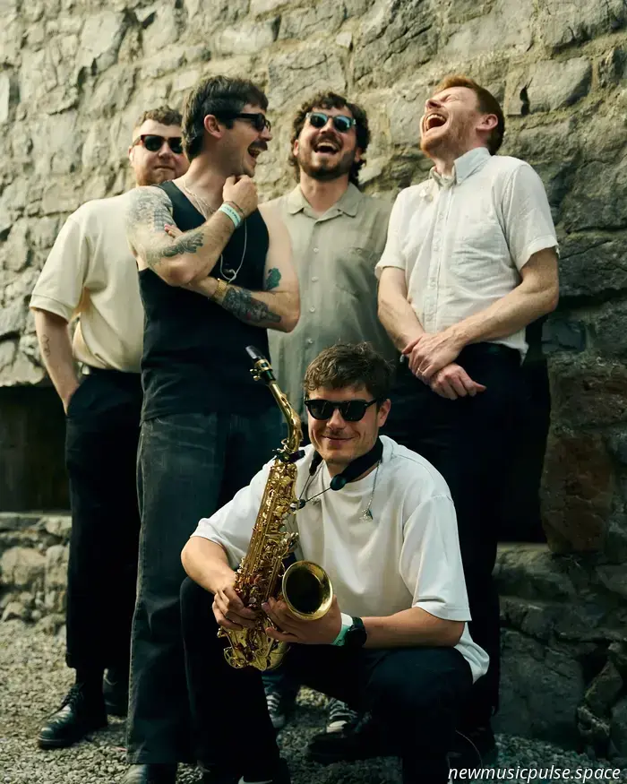 „Ich habe mein Leben auf die falsche Art gelebt“: In „Lately“ verwandeln Dylan Flynn & The Dead Poets die Selbstsuche in eine mitreißende Hymne - Atwood Magazine