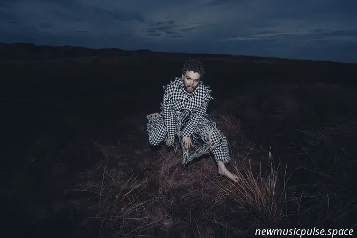 I grandi rischi di Jack Garratt vengono ripagati in 'Pillars', un album implacabile sull'amore, le cicatrici e la sopravvivenza - Atwood Magazine