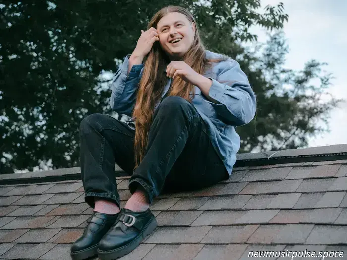 Intervista: Joelton Mayfield si confida su ‘Crowd Pleaser’, una testimonianza della vera amicizia e un'incredibile genesi del doloreIntervista: Joelton Mayfield si confida su ‘Crowd Pleaser’, una testimonianza della vera amicizia e un'incredibile genesi del dolore - Atwood Magazine