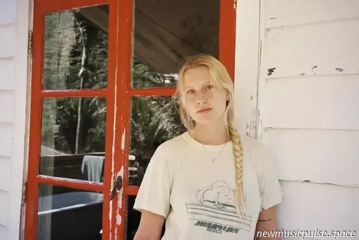 Feature: Billie Marten über Veränderung, die Geschenke menschlicher Fehler und das intime Schaffen von ‚Dog Eared‘ – Atwood Magazine