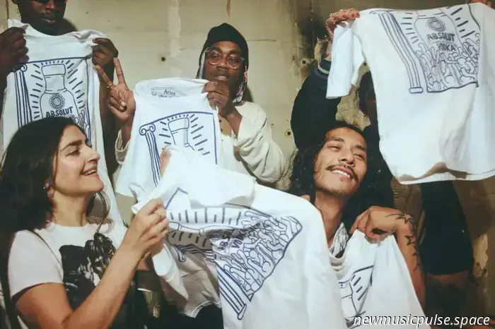 Arte para todos: Aries revive la colaboración de 1986 entre Keith Haring y Absolut para 2025