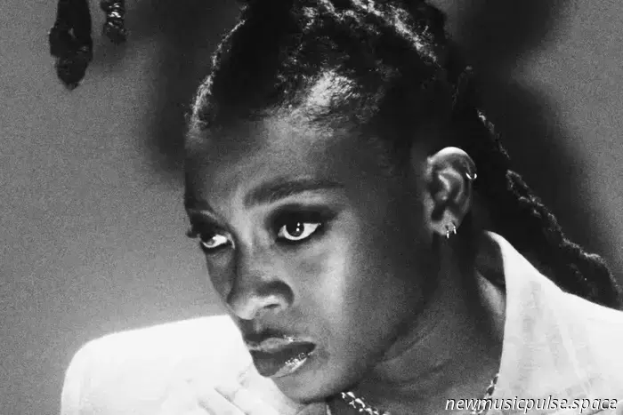Albumkritik: Little Simz kanalisiert vielfältige Stimmungen und MC-Fähigkeiten in 'Lotus' - Atwood Magazine