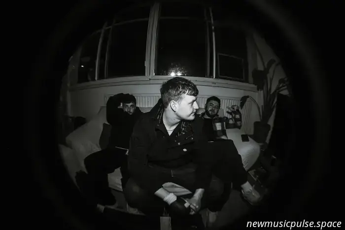 Splitting Edges Release Guitar-Pop Track 'The Chase'