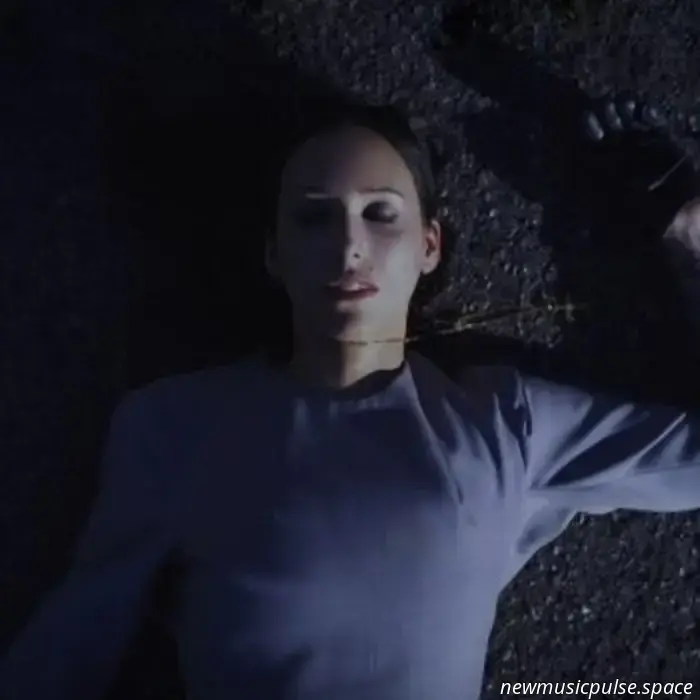 Premiere: Lucia Rivero aus Ost-London findet Fülle in der Abwesenheit auf "Nowhere" - Atwood Magazine