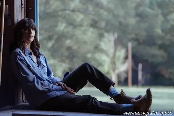 «Sono solo qui per il viaggio»: Nicki Bluhm presenta in anteprima «Tumbleweed», un'ode radiosa e sentita all'abbandono e al momento presente - Atwood Magazine
