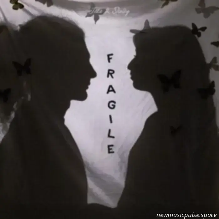 „I Don’t Wanna Be Fragile“: Jake & Shelby legen in „Fragile“ ihre Seelen offen, ein zutiefst intimes Indie-Pop-Bekenntnis – Atwood Magazine