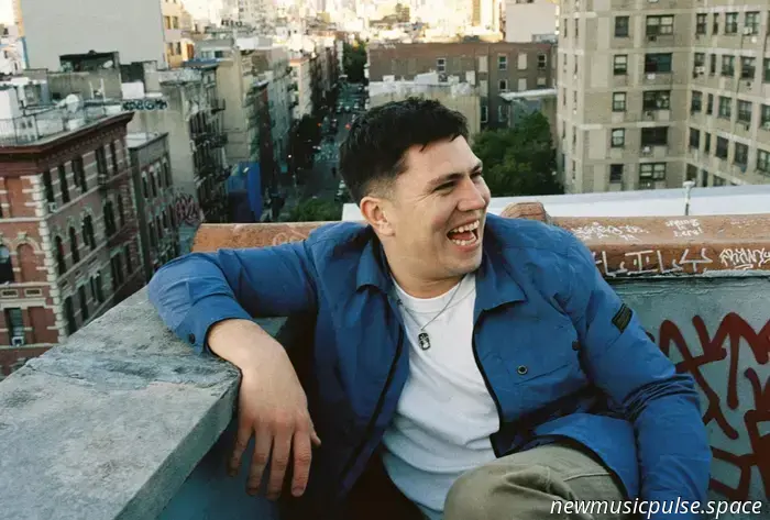 Aaron Rowe ist Irlands kraftvollste neue Stimme.