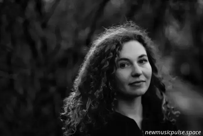 Lucie Glang trova pace sotto la superficie nel suo intimo e incantevole "Underwater Skies" - Atwood Magazine