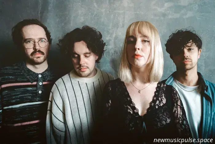 Speciale: Bleach Lab scatena fuoco e furia in 'Close to the Flame', un devastante sogno dream pop - Atwood Magazine