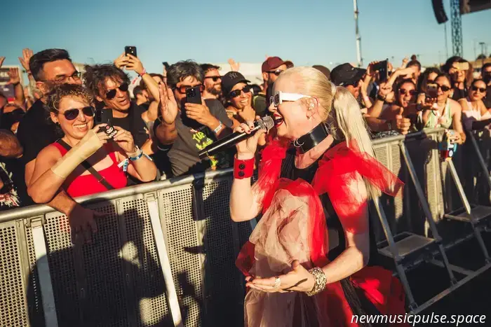 Shirley Manson Claims That "Theft In The Music Industry" Will Halt Garbage's Tour.