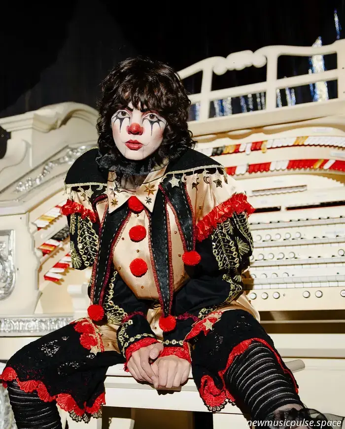 Il circo di un uomo solo di Madilyn Mei: gioia queer, costumi da clown e 1000 canzoni su ogni cosa - Atwood Magazine
