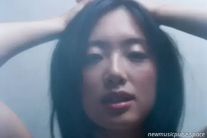 Sarah Kinsley svela i piani per il nuovo EP 'Fleeting' con il singolo principale 'Lonely Touch'.