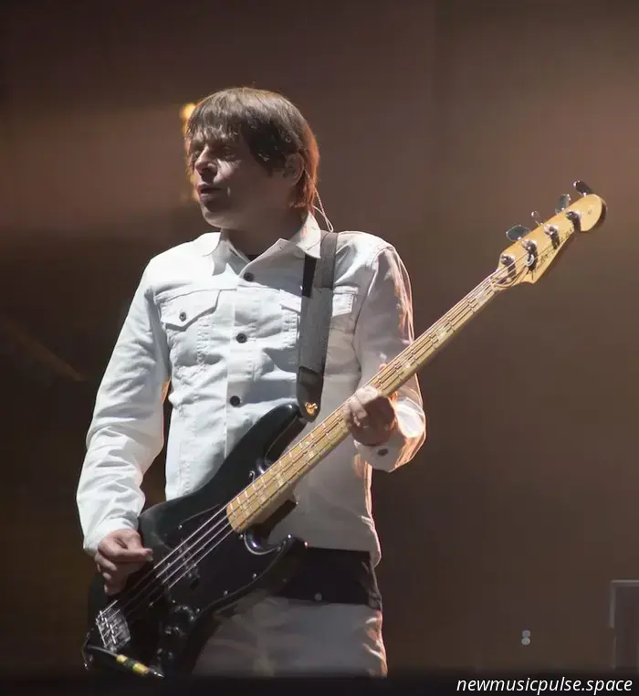 Mani, musicista di Manchester, è morto.

Il bassista — il cui vero nome è Gary Mounfield — sarebbe crollato a casa e poco dopo è stata chiamata un'ambulanza. Nonostante l'intervento medico non è stato possibile rianimarlo; Mani aveva 63 anni.

La notizia è stata confermata dal fratello Greg, che l'ha annunciata su Facebook, scrivendo: «È con il cuore più pesante che devo annunciare la triste scomparsa di mio fratello. Gary Mani Mounfield RIP.»

In seguito ha aggiunto: «Riunito con la sua bellissima moglie Imelda.»

Mani era uno dei personaggi più coloriti della musica britannica, qualcuno che viveva e respirava il basso. Componente chiave della band The Stone Roses, il suo orecchio per le diverse forme musicali ha contribuito ad alimentare la loro creatività.

Sebbene la sua effervescenza lo rendesse amato dai fan, vale la pena notare quanto fosse tecnicamente dotato Mani: che si trattasse di funk, dub o rock, li sapeva suonare tutti, rinunciando al plettro per usare le dita.

—

Rimanendo con la band The Stone Roses fino alla fine, allo scioglimento della band fu cercato dai Primal Scream, che stavano attraversando un periodo di evoluzione. I contributi di Mani al loro album del 2000 'XTRMNTR' rappresentano per molti fan il vero apice della band, un lavoro dominato dal basso e intriso di elettronica, carico di paranoia.

Quando i The Stone Roses si riformarono, Mani fu centrale nel loro secondo arco emotivo, un punto di connessione tra i fan e le icone di Manchester.

Quando questo capitolo si chiuse, Mani si prese una pausa per prendersi cura della moglie Imelda, scomparsa due anni fa.

Uno spirito potente nella musica britannica, ci mancherà — riposa nel potere.

Rivivi un'intervista che ripercorre la sua intera carriera con Mani QUI.