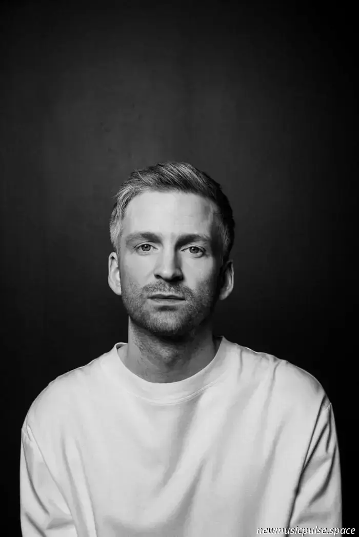 Ólafur Arnalds conferma il tour immersivo "Cadendo a pezzi insieme"