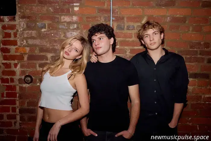 Jade Street & Apple Martin finden in „Satellites“ ihre Umlaufbahn, ein schmerzlich intimer Tagtraum von Sehnsucht, Distanz und Zurückhaltung – Atwood Magazine